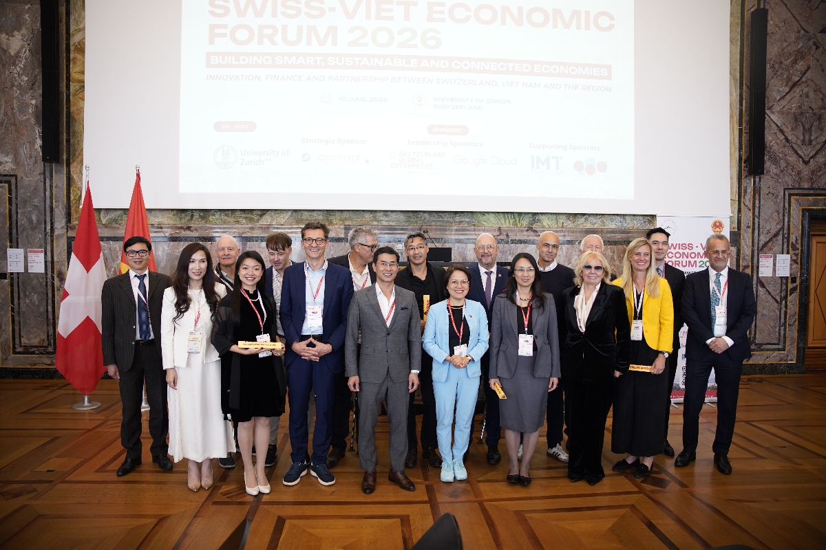 Đại diện Ban Tổ chức và các diễn giả tham gia SVEF 2026 tại sự kiện.