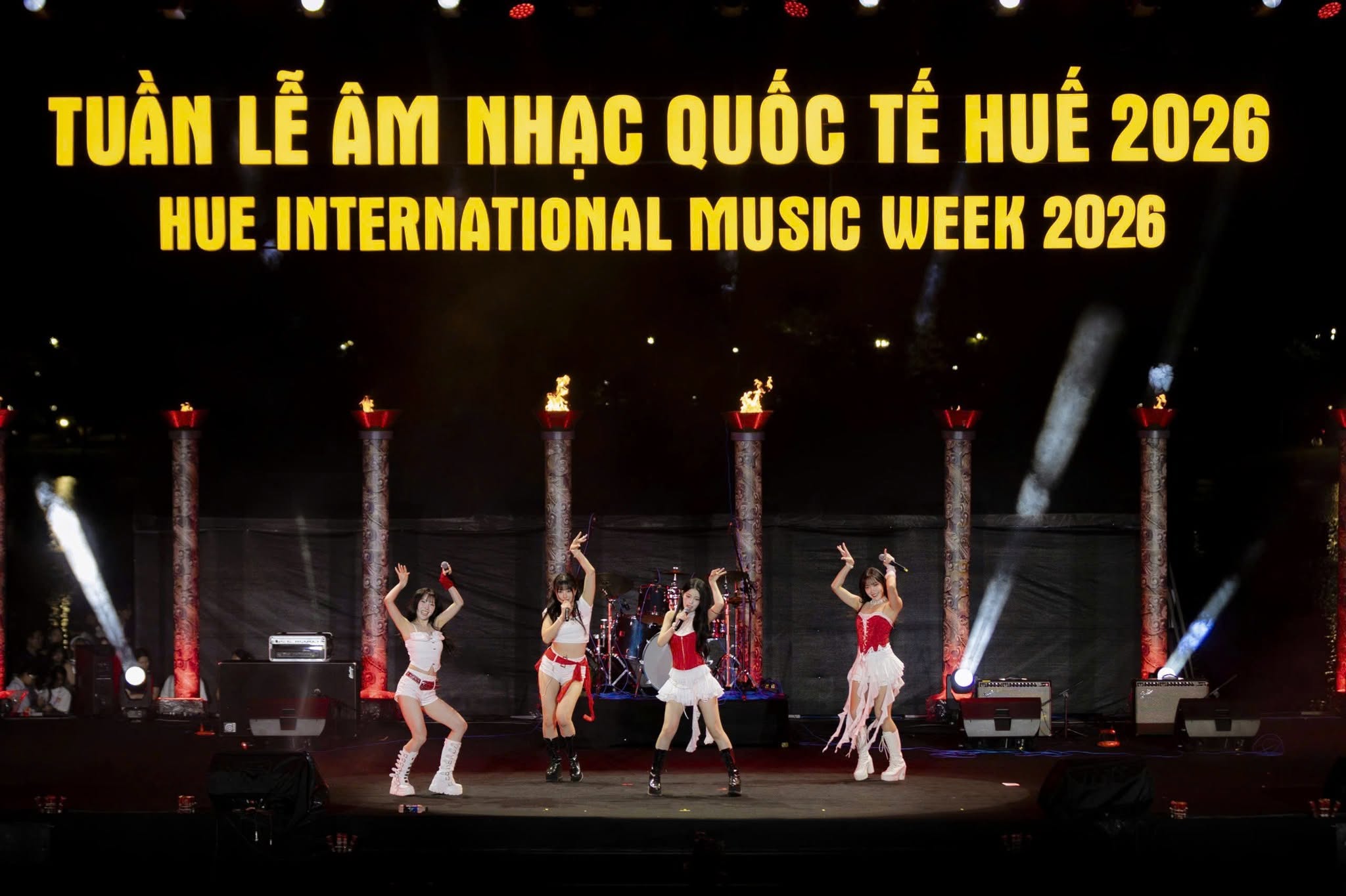 Khán giả hào hứng với những tiết mục K-Pop trẻ trung, sôi động.