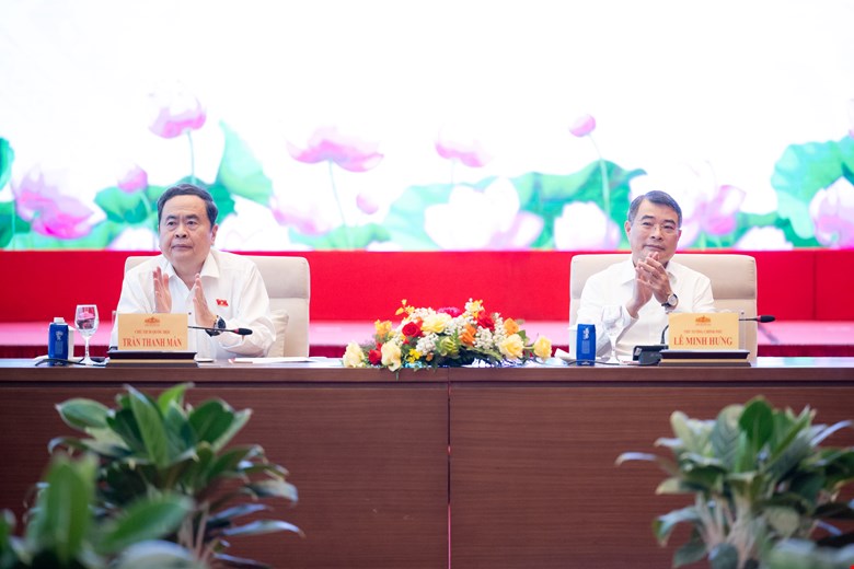 Chủ tịch Quốc hội Trần Thanh Mẫn và Thủ tướng Chính phủ Lê Minh Hưng gặp mặt lãnh đạo các cơ quan báo chí. Ảnh: Quốc hội.