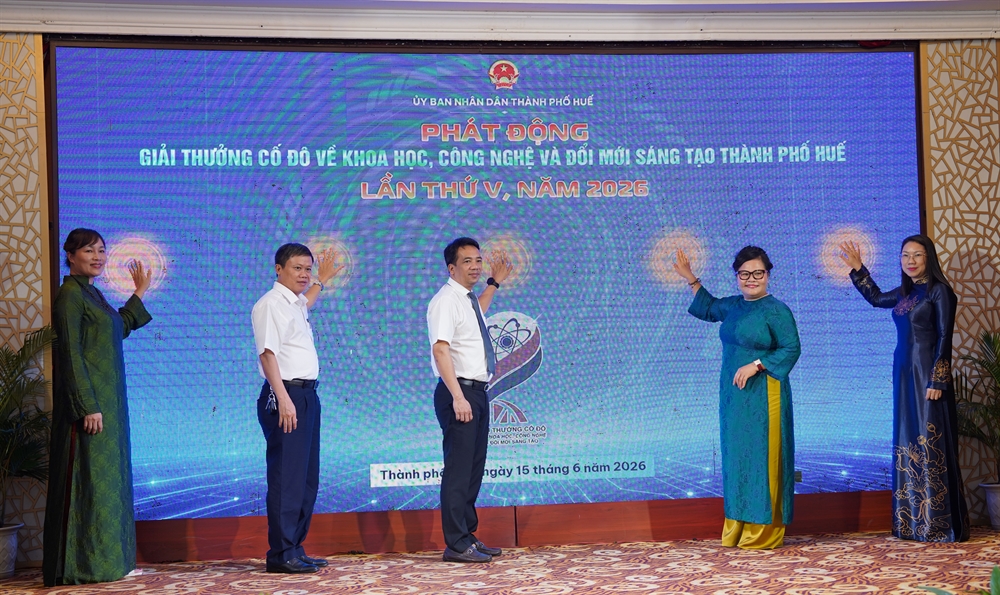 Các đại biểu thực hiện nghi thức ấn nút công bố Giải thưởng Cố đô về khoa học, công nghệ và đổi mới sáng tạo lần thứ V năm 2026