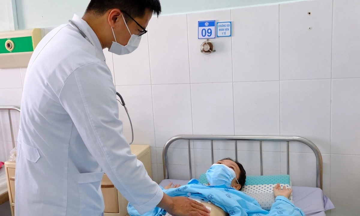 Bác sĩ&nbsp;Bệnh viện Đa khoa Thủ Đức thăm khám cho bệnh nhân sau mổ.