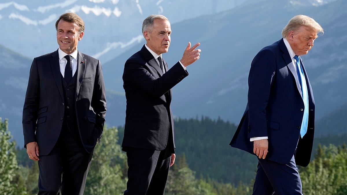 Từ trái sang: Tổng thống Pháp Emmanuel Macron, Thủ tướng Canada Mark Carney và Tổng thống Mỹ Donald Trump chụp ảnh chung trong khuôn khổ cuộc gặp thượng đỉnh G7 tại Kananaskis, Canada, ngày 16/6/2026 - Ảnh: Getty Images.