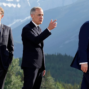 Từ trái sang: Tổng thống Pháp Emmanuel Macron, Thủ tướng Canada Mark Carney và Tổng thống Mỹ Donald Trump chụp ảnh chung trong khuôn khổ cuộc gặp thượng đỉnh G7 tại Kananaskis, Canada, ngày 16/6/2026 - Ảnh: Getty Images.