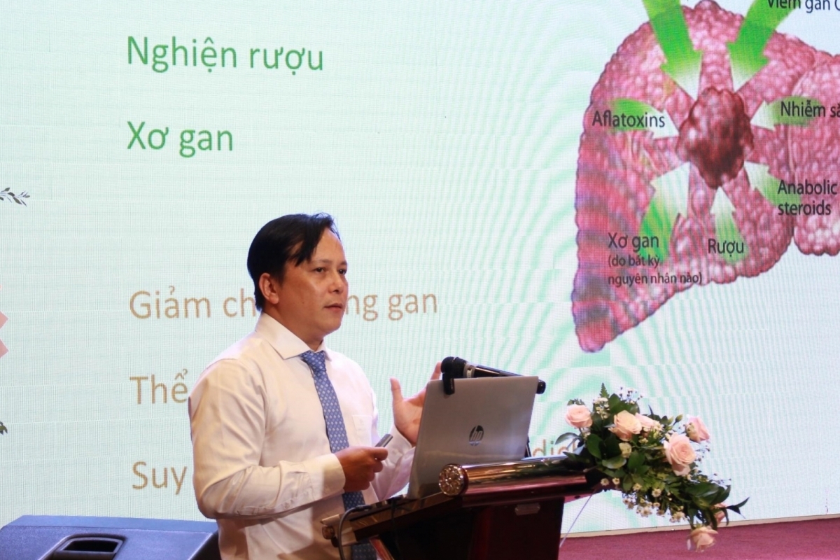 TS.BS Trần Công Duy Long, Trưởng khoa Ngoại Gan Mật&nbsp;Tuỵ, Bệnh viện Đại học Y Dược TP.HCM, phát biểu tại hội thảo.