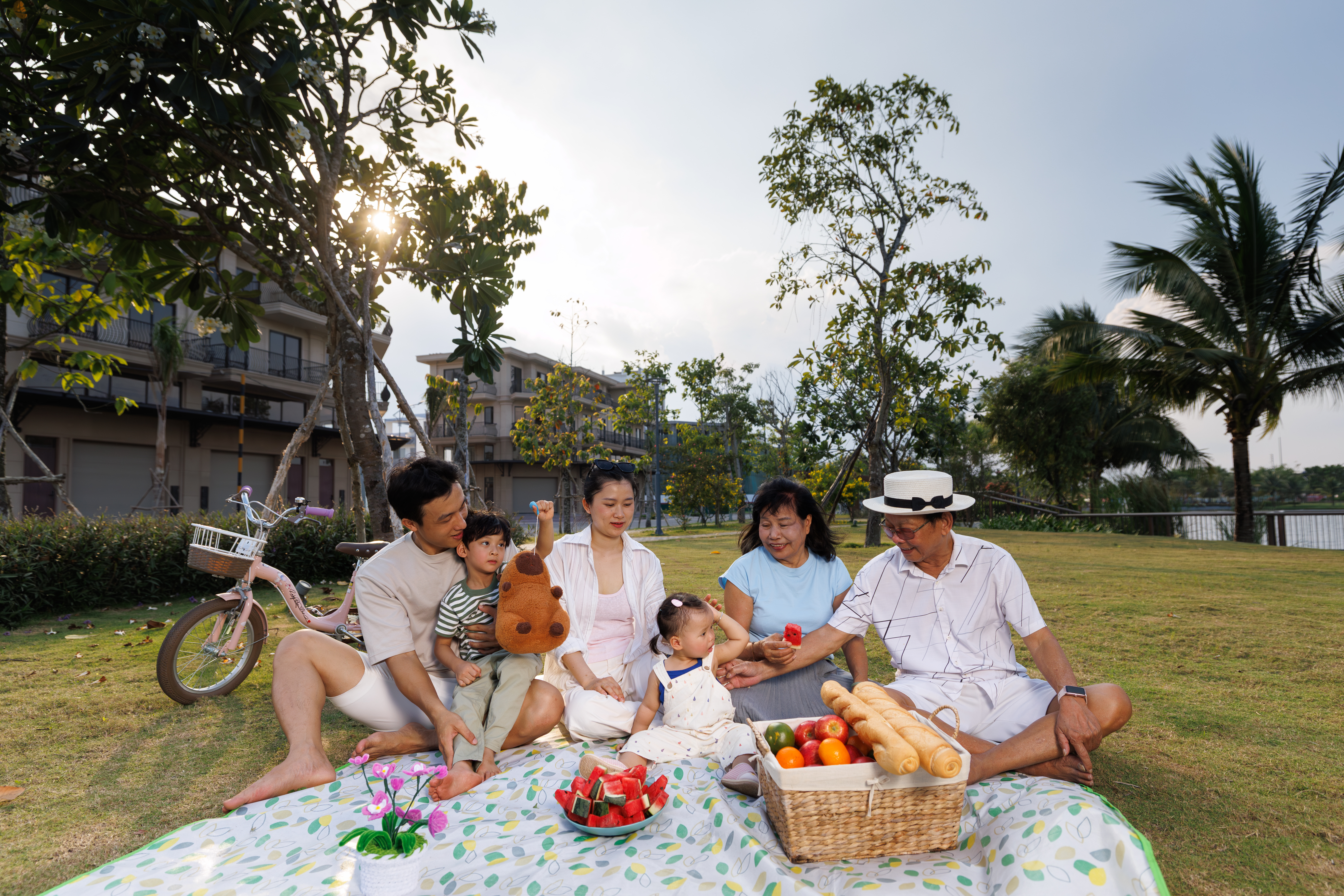 Nhiều gia đình dọn về Nam Long II Central Lake để tận hưởng cuộc sống chất lượng, đầy đủ tiện ích. Ảnh: Nam Long.