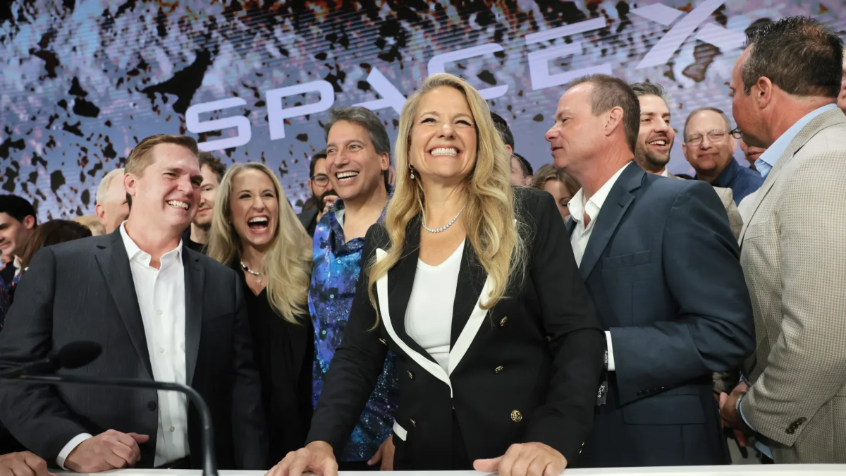 Bà Gwynne Shotwell, Chủ tịch kiêm Giám đốc vận hành SpaceX, ăn mừng cùng gia đình và các nhân viên SpaceX khác tại Nasdaq MarketSite ở New York ngày 12/6/2026 - Ảnh:&nbsp;Getty Images