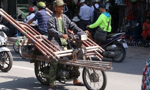 Hanoi offers financial support for needy households to switch to green vehicles