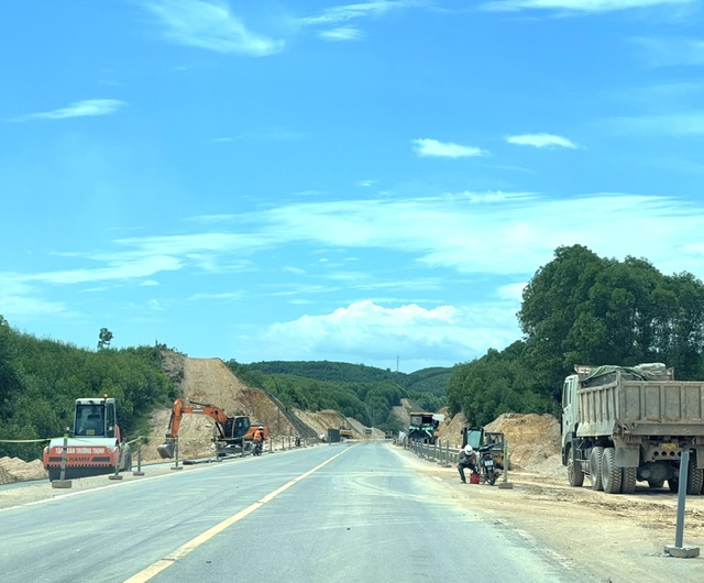 Các đơn vị thi công đang khẩn trương thi công hoàn thành những phần việc còn lại. Ảnh Ngô Anh Văn.