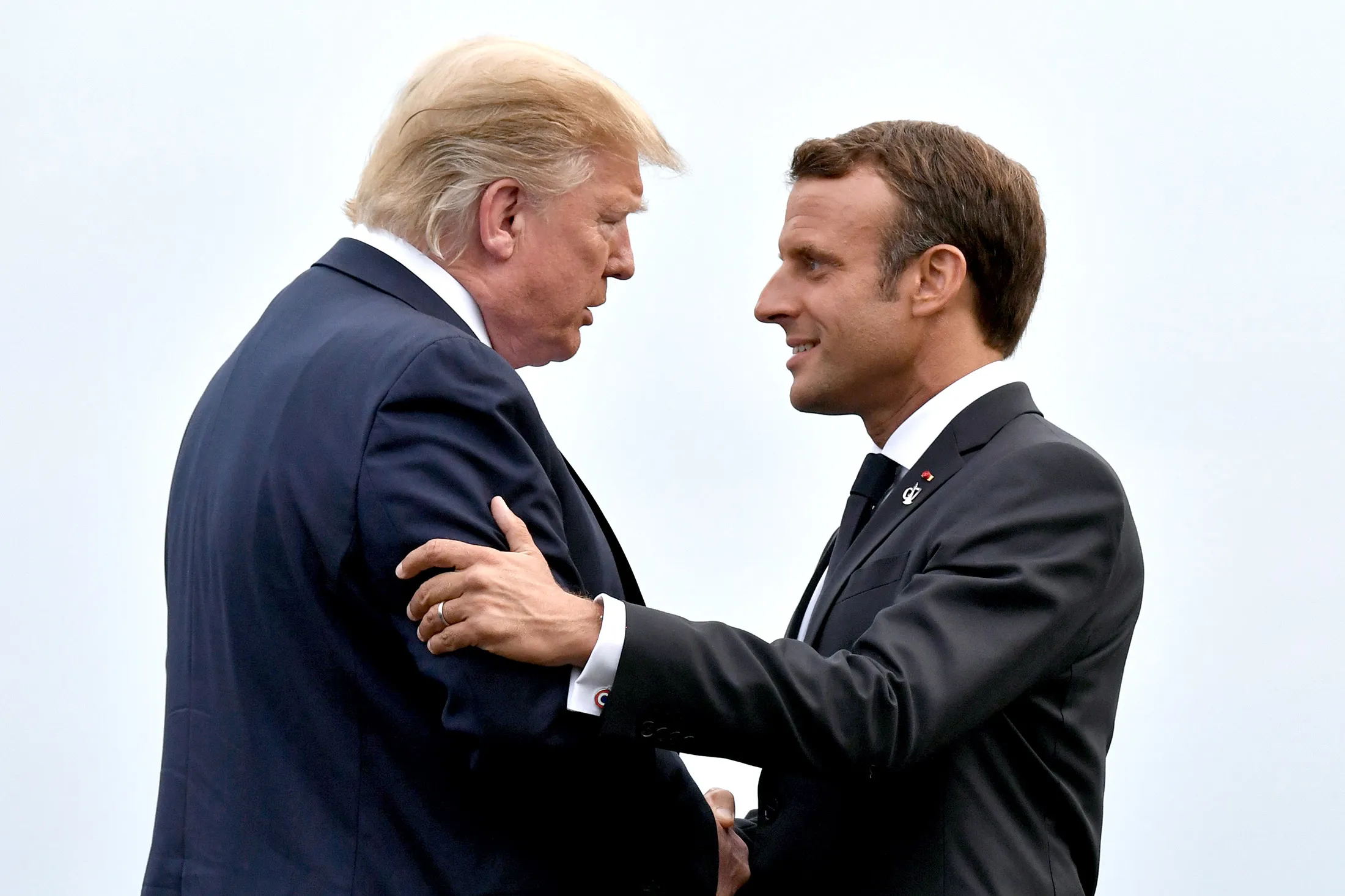 Tổng thống Mỹ Donald Trump (trái) và Tổng thống Pháp Emmanuel Macron - Ảnh: Bloomberg.