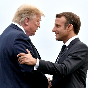 Tổng thống Mỹ Donald Trump (trái) và Tổng thống Pháp Emmanuel Macron - Ảnh: Bloomberg.