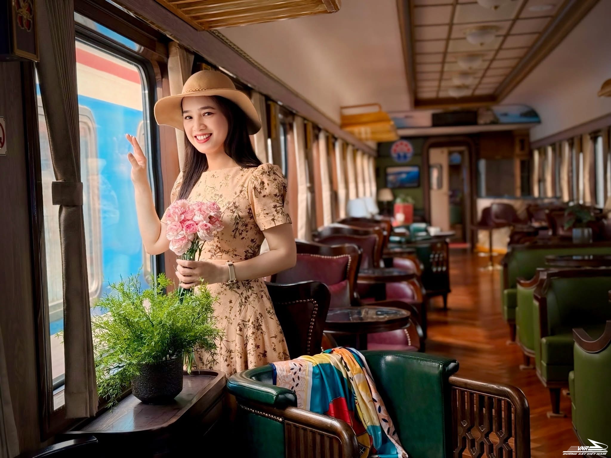 Đoàn tàu Hoa Phượng Đỏ tuyến Hà Nội – Hải Phòng lại ghi dấu bằng trải nghiệm hiện đại và gần gũi.