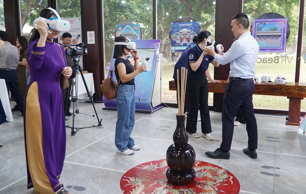 Du khách trải nghiệm công nghệ thực tế ảo (VR) tại Trung tâm Bảo tồn Di tích Cố đô Huế.