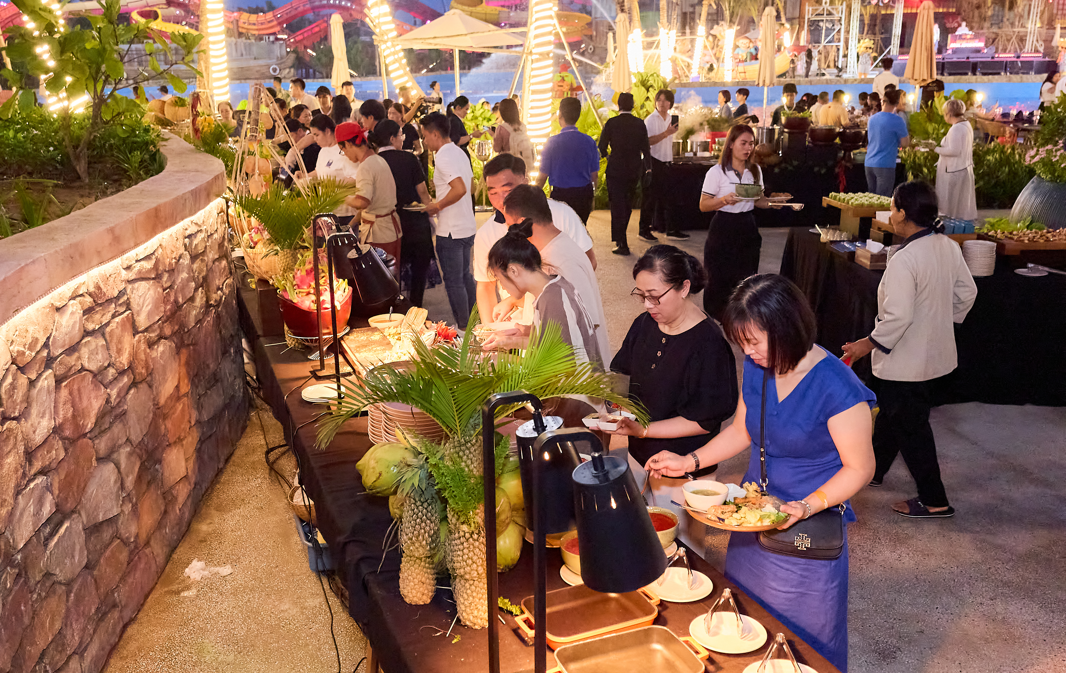 Phần lớn các chợ du lịch đêm Hội An, Nha Trang, Phú Quốc,... vẫn vận hành theo nhịp sinh hoạt truyền thống, các dịch vụ vui chơi giải trí có tổ chức thường đóng cửa sớm, sản phẩm dịch vụ còn đơn điệu.