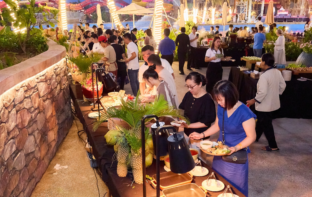 Phần lớn các&nbsp; chợ du lịch đêm Hội An, Nha Trang, Phú Quốc,...&nbsp;vẫn vận hành theo nhịp sinh hoạt truyền thống, các dịch vụ vui chơi giải trí có tổ chức thường đóng cửa sớm, sản phẩm dịch vụ còn đơn điệu.