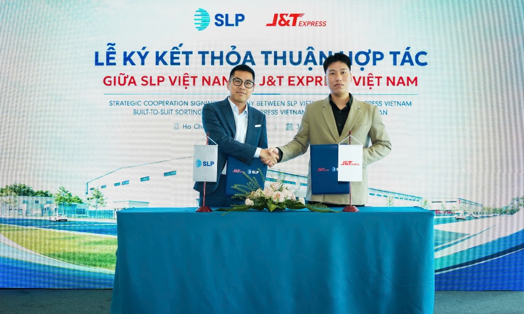 Đại diện SLP Việt Nam và J&T Express Việt Nam ký kết thỏa thuận hợp tác phát triển trung tâm phân loại tự động theo mô hình xây dựng theo yêu cầu tại SLP Park Nam Thuận. Ảnh: SLP Việt Nam.