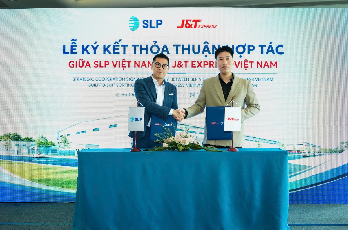Đại diện SLP Việt Nam và J&T Express Việt Nam ký kết thỏa thuận hợp tác phát triển trung tâm phân loại tự động theo mô hình xây dựng theo yêu cầu tại SLP Park Nam Thuận. Ảnh: SLP Việt Nam.
