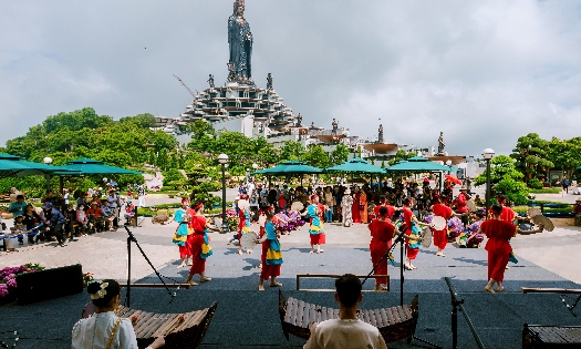 Lần đầu tiên một lễ hội tâm linh kết hợp với các lễ hội văn hóa khác được tổ chức tại núi Bà Đen với quy mô lớn.