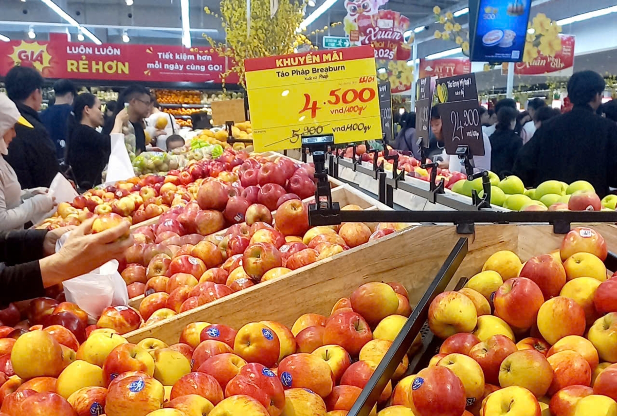 Các loại thực phẩm được bày bán tại một siêu thị trên địa bàn Hà Nội. Ảnh: Nhật Dương.