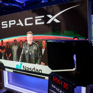 Hình ảnh ông Elon Musk, nhà sáng lập SpaceX, xuất hiện trên màn hình tại Nasdaq MarketSite ở New York sau khi công ty IPO ngày 12/6/2026 - Ảnh: Getty Images