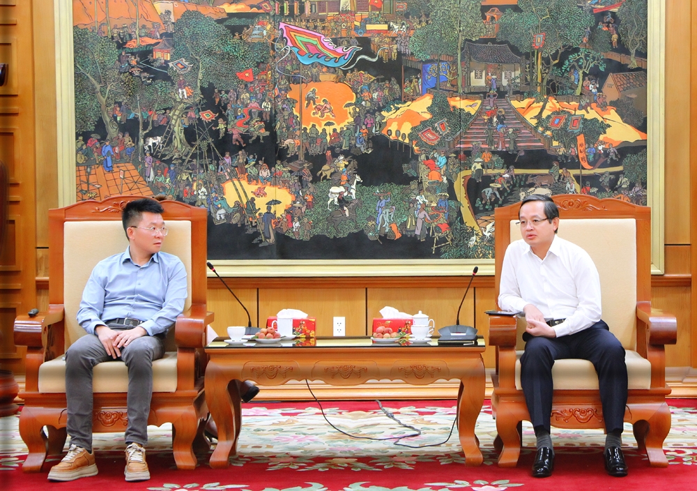 Ông Phạm Hoàng Sơn, Phó Bí thư Tỉnh ủy, Chủ tịch UBND tỉnh Bắc Ninh, (bên phải) tiếp doanh nghiệp&nbsp;Zhongji Innolight Co., ltd (Trung Quốc) - Ảnh: Báo Bắc Ninh.&nbsp;