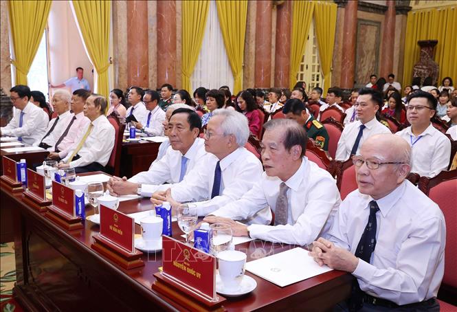 Các nhà báo tiêu biểu tham dự cuộc gặp mặt. Ảnh: TTXVN