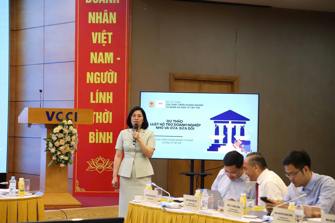 Bà Trịnh Thị Hương, Phó Cục trưởng, Cục Phát triển doanh nghiệp tư nhân và kinh tế tập thể (Bộ Tài chính) trình bày về Dự thảo Luật hỗ trợ doanh nghiệp nhỏ và vừa.
