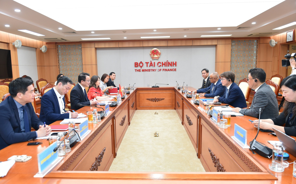 Toàn cảnh buổi làm việc giữa đại diện Bộ Tài chính và Ngân hàng Phát triển Châu Á (ADB). (Ảnh: CTT Bộ Tài chính)