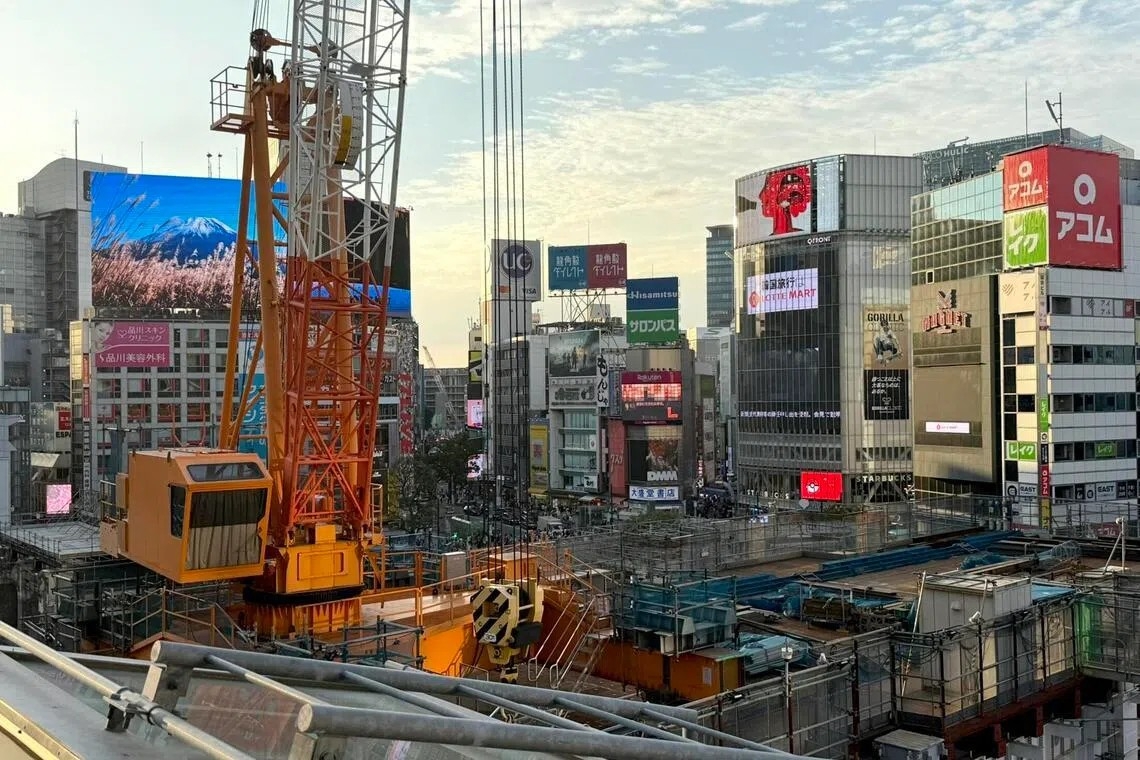 Những cần cẩu xây dựng vẫn phủ kín đường chân trời của Shibuya, nơi đang bước vào giai đoạn cuối của dự án tái phát triển được gọi là “một lần trong thế kỷ”, dự kiến hoàn thành vào năm 2035. Ảnh: WALTER SIM