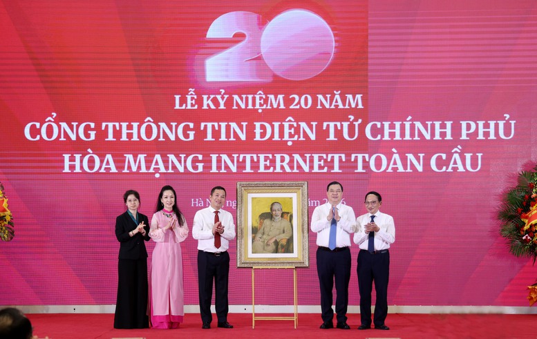 Phó Thủ tướng Thường trực Phạm Gia Túc tặng quà kỷ niệm cho lãnh đạo Cổng Thông tin điện tử Chính phủ - Ảnh: VGP
