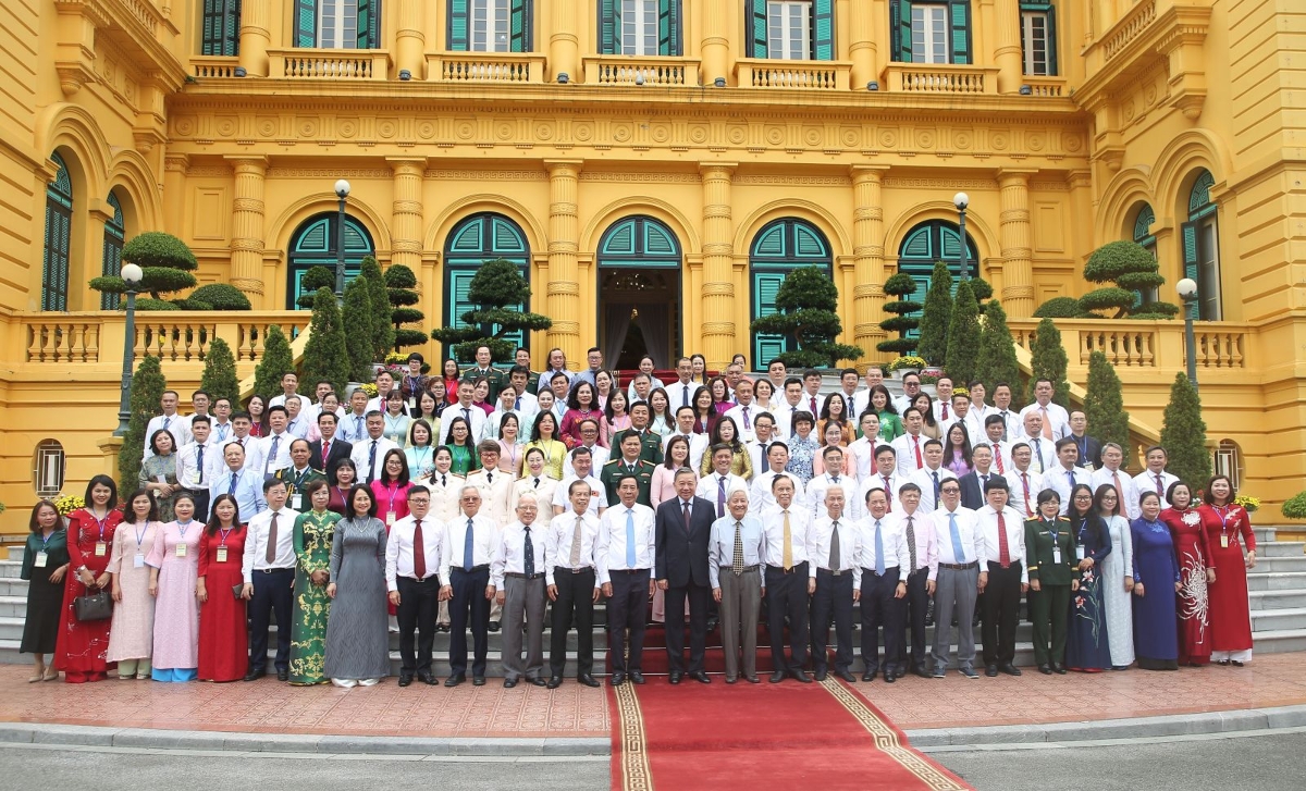 Tổng Bí thư, Chủ tịch nước Tô Lâm chụp ảnh chung với các nhà báo tiêu biểu. Ảnh: TTXVN
