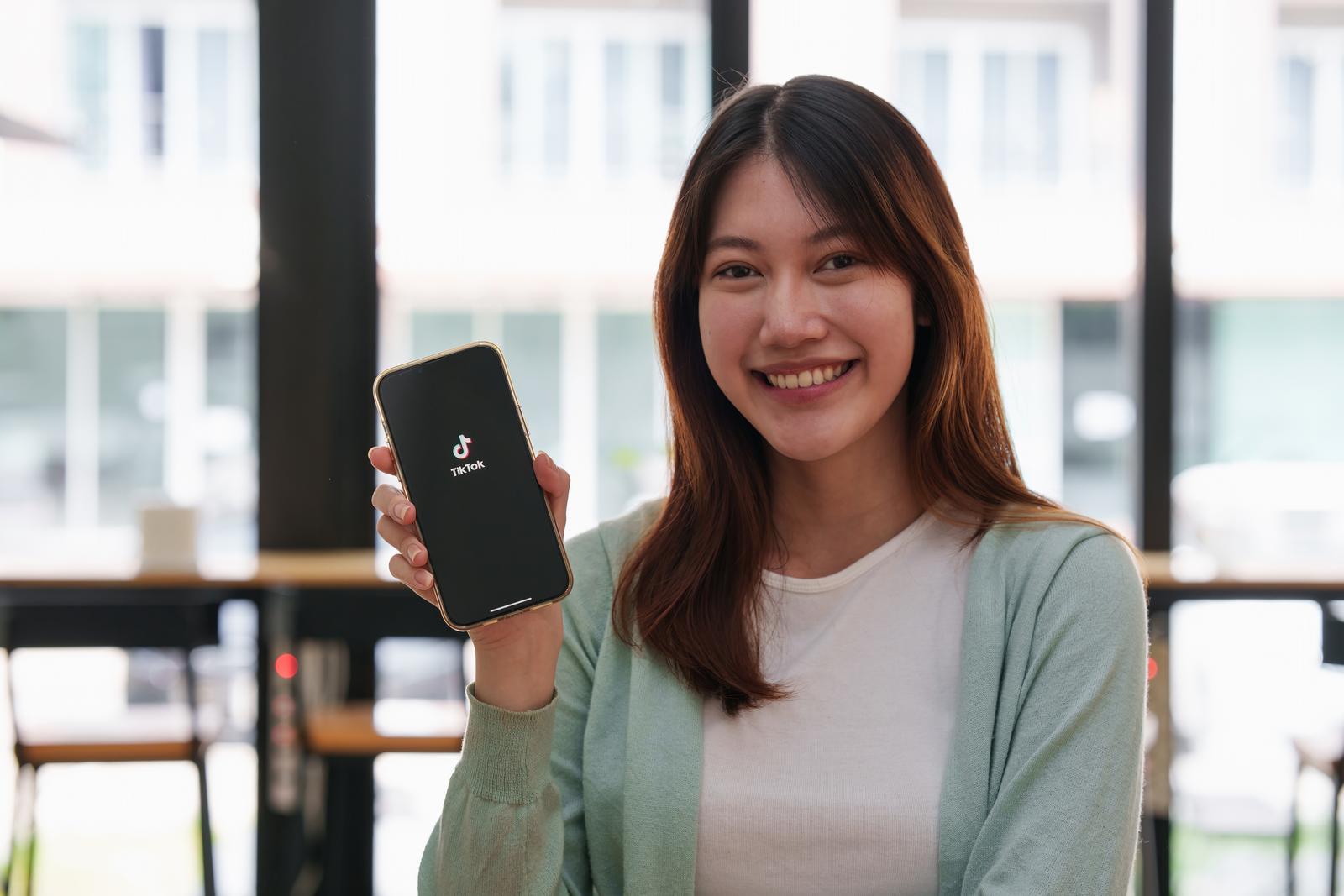 Giới trẻ chuyển sang một tư duy mới mang tên YONO (You Only Need One - Chỉ cần một là đủ).