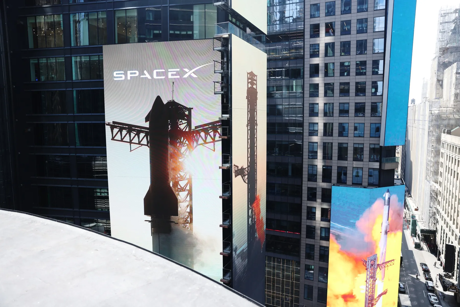 Biển hiệu SpaceX trong lễ đánh chuông kết thúc phiên giao dịch tại Nasdaq MarketSite ở New York ngày 12/6 - Ảnh: Bloomberg.