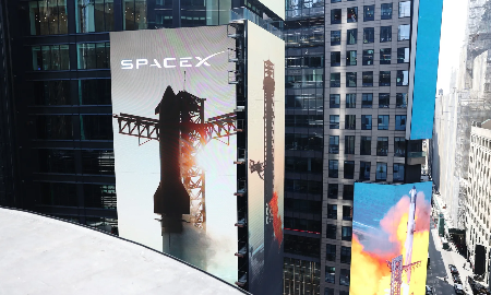 Biển hiệu SpaceX trong lễ đánh chuông kết thúc phiên giao dịch tại Nasdaq MarketSite ở New York ngày 12/6 - Ảnh: Bloomberg.