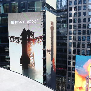 Biển hiệu SpaceX trong lễ đánh chuông kết thúc phiên giao dịch tại Nasdaq MarketSite ở New York ngày 12/6 - Ảnh: Bloomberg.