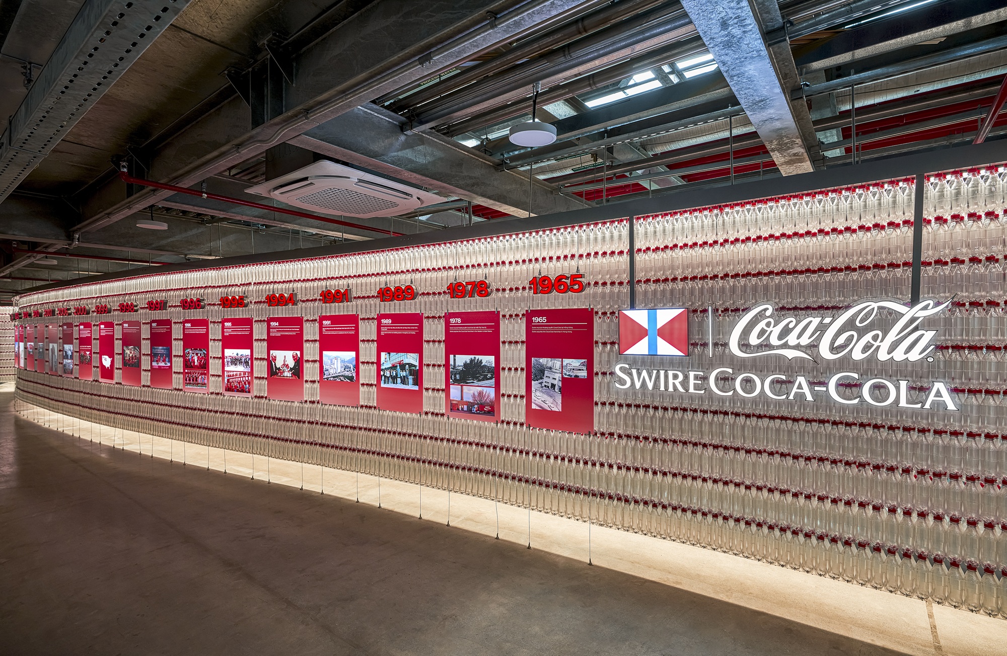 Dải ruy bang, một trong những biểu tượng nhận diện đặc trưng nhất của thương hiệu Coca-Cola. Ảnh: Coca-Cola Việt Nam.