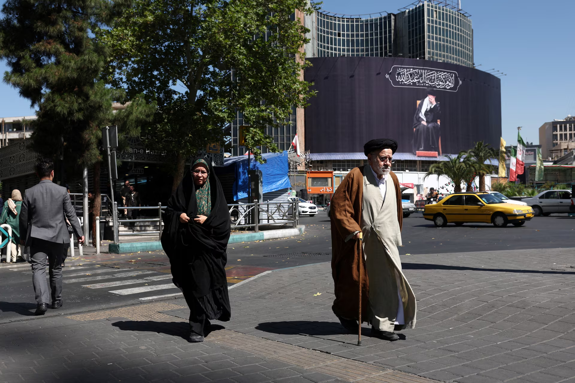 Người dân trên đường phố ở Tehran, Iran ngày 15/6/2026 - Ảnh: WANA/Reuters.