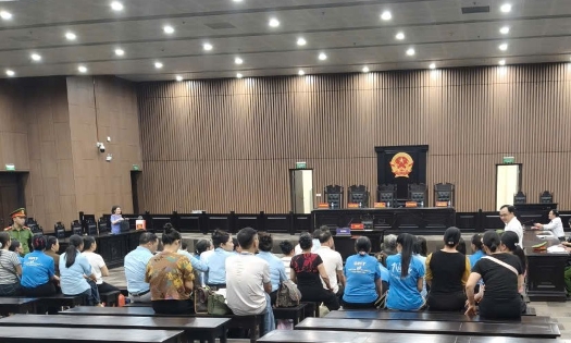 Nhiều nhà đầu tư đến tham dự phiên tòa sáng 16/6. Ảnh: CTV.