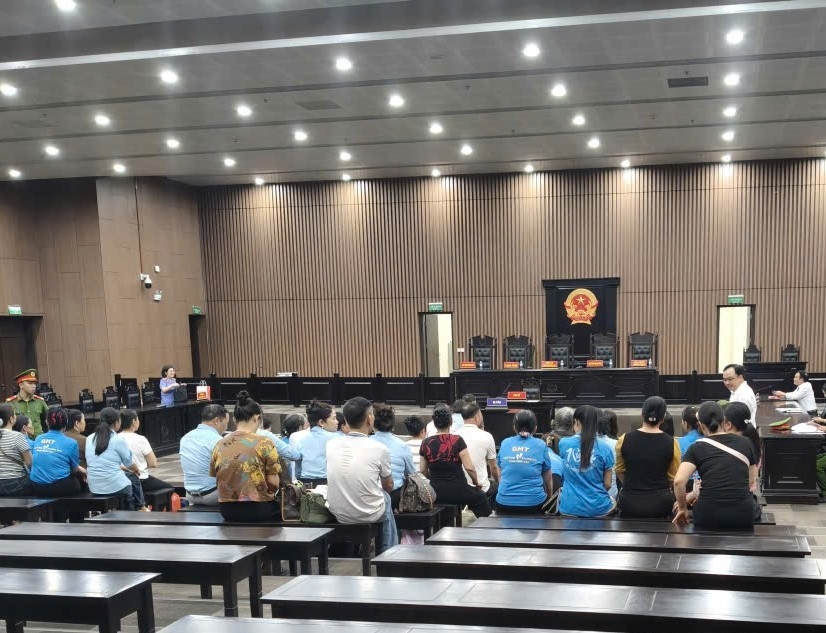 Nhiều nhà đầu tư đến tham dự phiên tòa sáng 16/6. Ảnh: CTV.