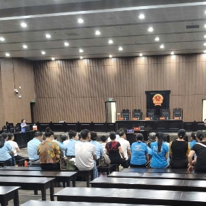 Các bị hại đến tham dự phiên tòa.