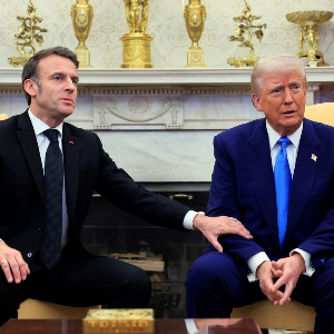 Tổng thống Pháp Emmanuel Macron (trái) và Tổng thống Mỹ Donald Trump trong một cuộc gặp ở Nhà Trắng vào tháng 2/2025 - Ảnh: Reuters.