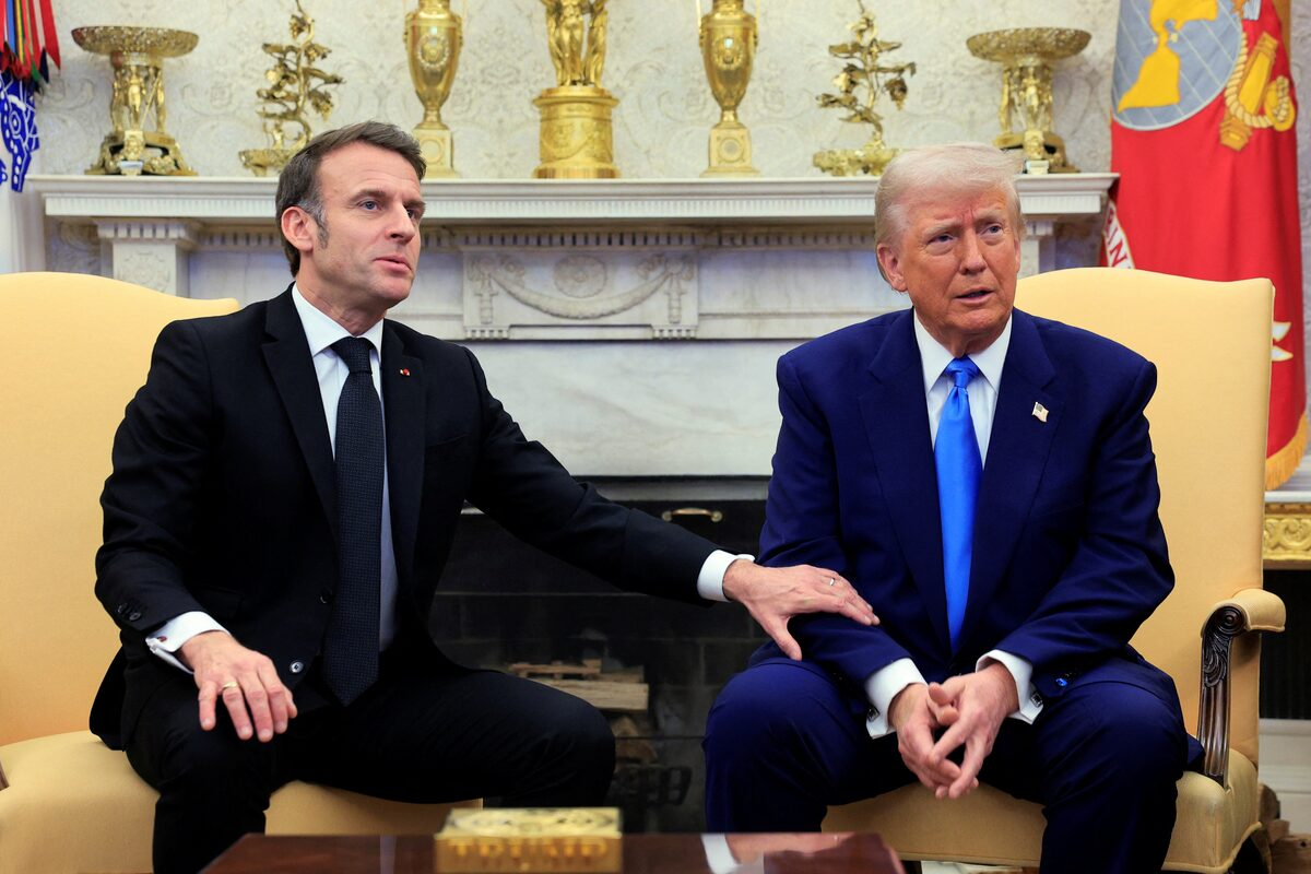 Tổng thống Pháp Emmanuel Macron (trái) và Tổng thống Mỹ Donald Trump trong một cuộc gặp ở Nhà Trắng vào tháng 2/2025 - Ảnh: Reuters.