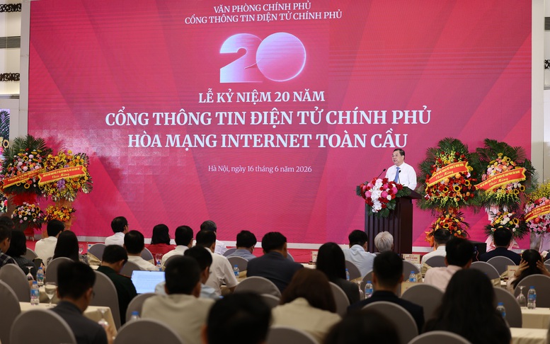 Thay mặt lãnh đạo Chính phủ, Phó Thủ tướng Thường trực Phạm Gia Túc biểu dương và chúc mừng những kết quả toàn diện mà Cổng Thông tin điện tử Chính phủ đạt được trong chặng đường 20 năm hình thành và phát triển - Ảnh: VGP