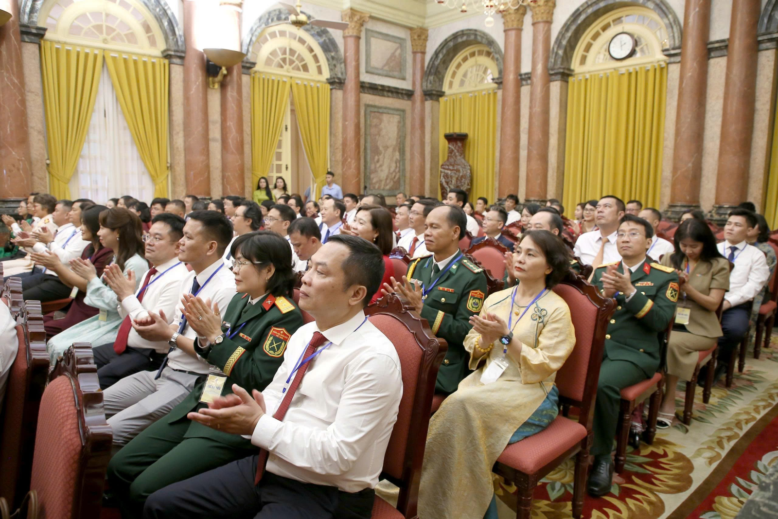 Các nhà báo tiêu biểu tham dự cuộc gặp mặt. Ảnh: Đảng Cộng Sản.