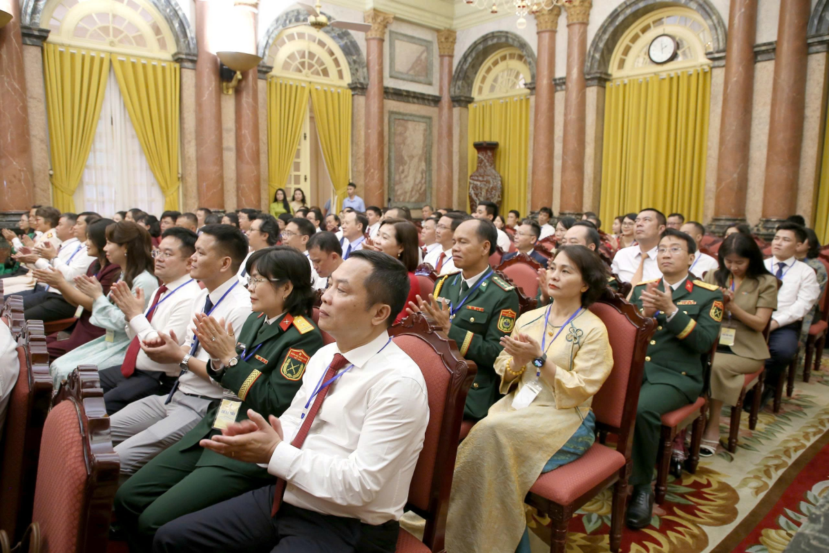 Các nhà báo tiêu biểu tham dự cuộc gặp mặt. Ảnh:&nbsp; Đảng Cộng Sản.