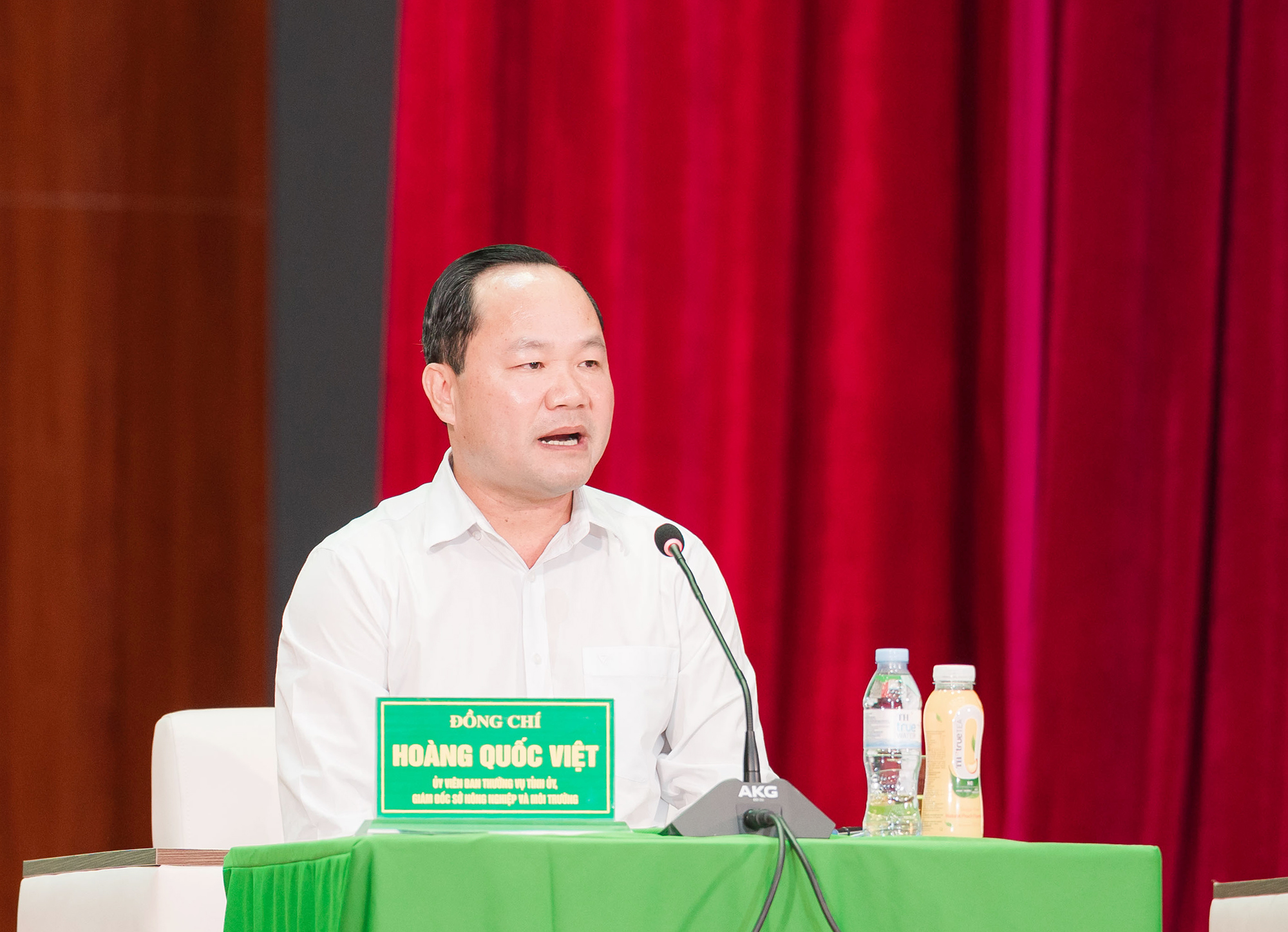 Ông Hoàng Quốc Việt, Giám đốc Sở Nông nghiệp và Môi trường Nghệ An trả lời câu hỏi của người dân.
