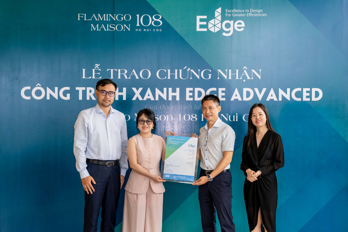 Đại diện IFC trao chứng nhận EDGE Advanced cho chủ đầu tư Flamingo Maison 108 Ho Nui Coc. (Ảnh: Flamingo)