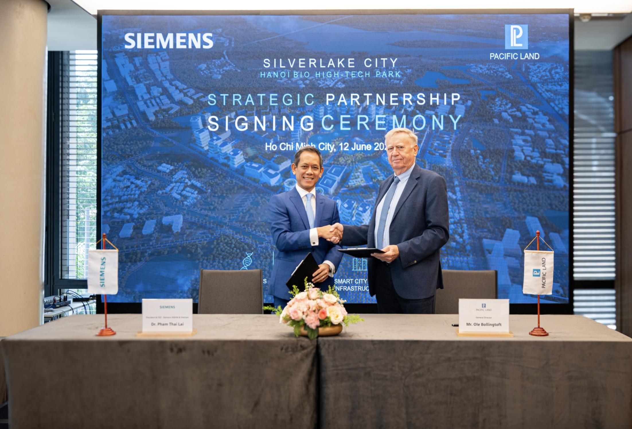 Dr. Pham Thai Lai, President & CEO of Siemens ASEAN & Vietnam, and Mr. Ole Bollingtoft, General Director of Pacific Land Vietnam, at the signing ceremony