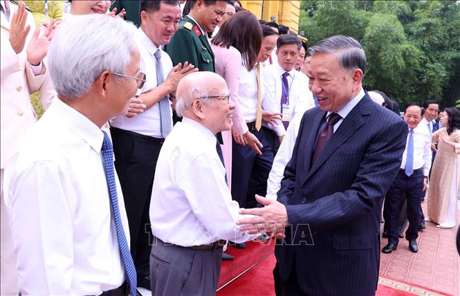 Tổng Bí thư, Chủ tịch nước Tô Lâm với các nhà báo tiêu biểu. Ảnh: TTXVN