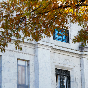 Bên ngoài tòa nhà trụ sở Fed ở Washington DC - Ảnh: Reuters.