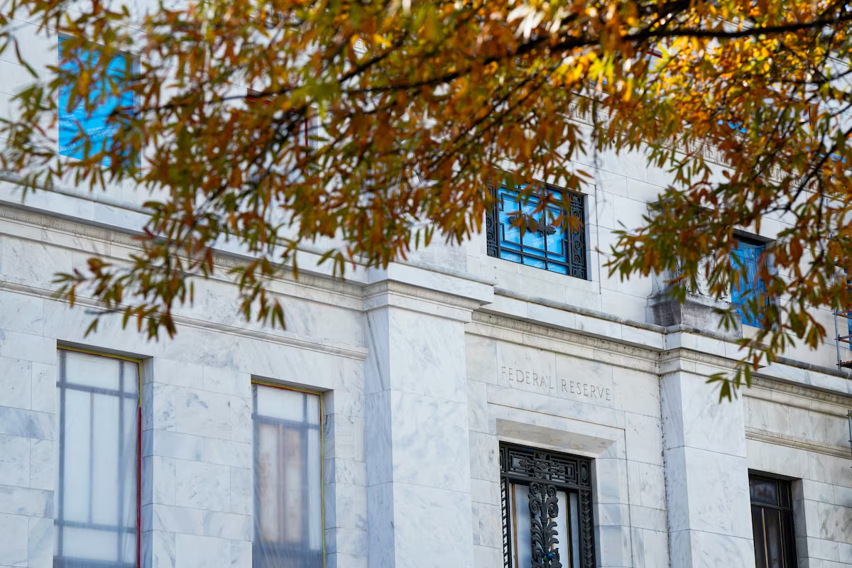 Bên ngoài tòa nhà trụ sở Fed ở Washington DC - Ảnh: Reuters.